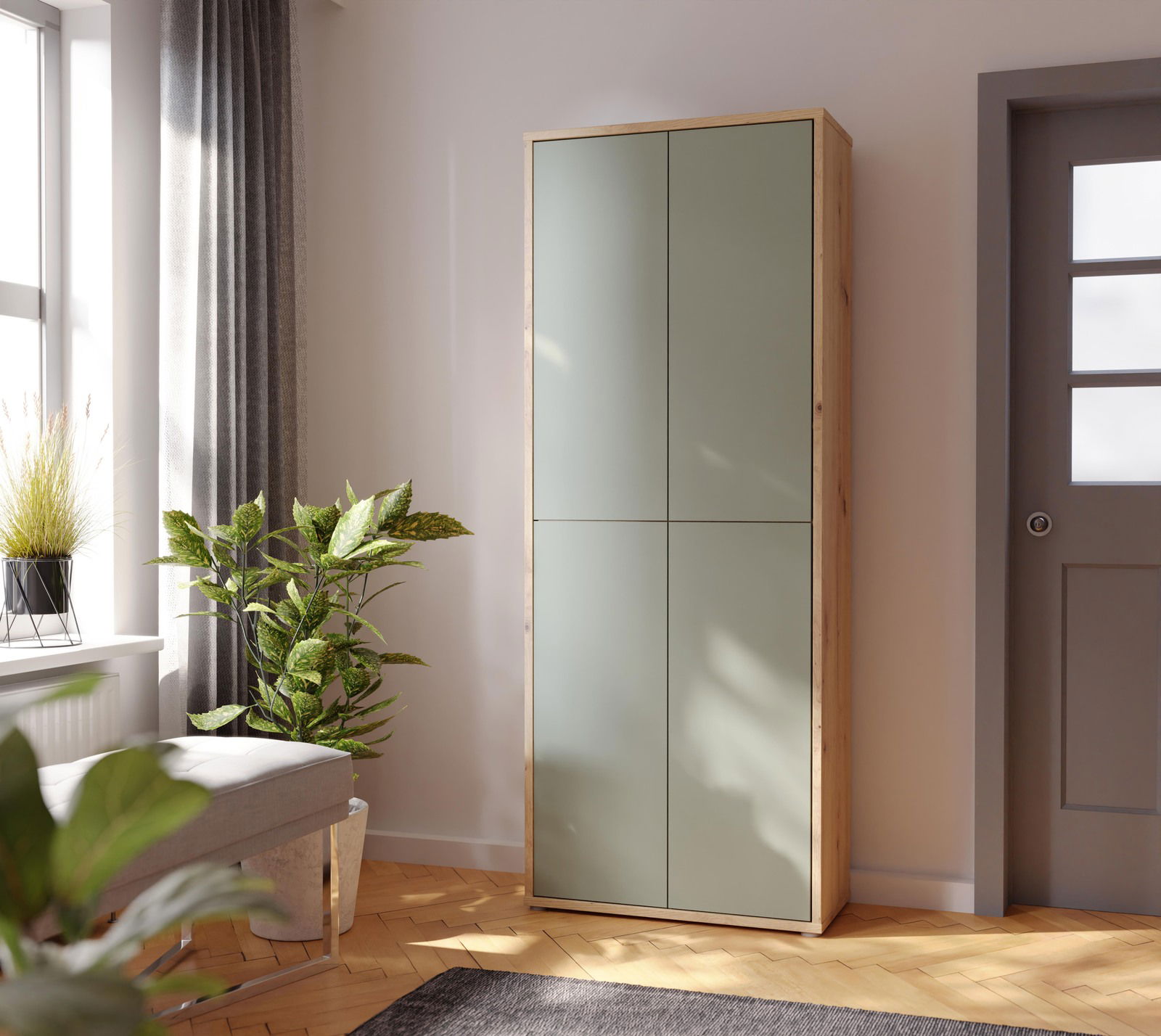 Moderner XL-Schuhschrank in hellem Holz mit vier Türen, stehend in einem hellen Raum mit Pflanzen, seitliche Perspektive.