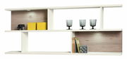 Modernes Wandboard mit zwei Ebenen, dekoriert mit gelben Boxen, einem kleinen Elefanten, Gläsern und Büchern, aus seitlicher Perspektive.