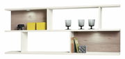 Modernes Wandboard mit zwei Ebenen, dekoriert mit gelben Boxen, einem kleinen Elefanten, Gläsern und Büchern, aus seitlicher Perspektive.
