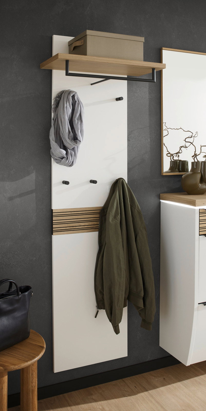 Garderobenpaneel in modernem Design mit Ablage, Haken und Kleiderstange, seitliche Perspektive