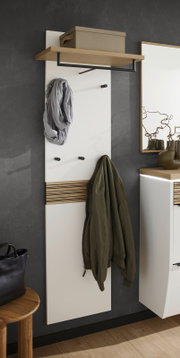 Garderobenpaneel in modernem Design mit Ablage, Haken und Kleiderstange, seitliche Perspektive