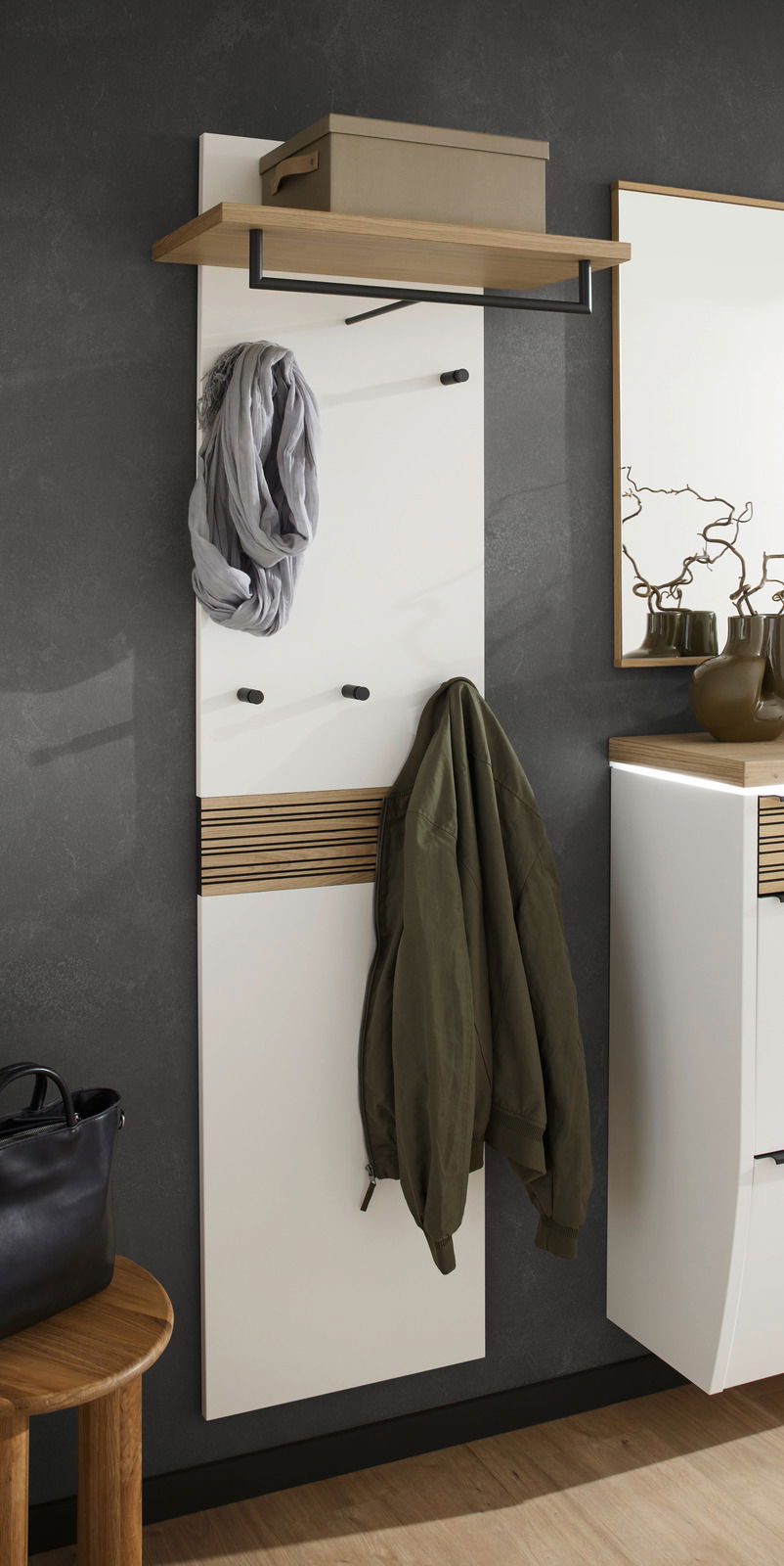 Garderobenpaneel in modernem Design mit Ablage, Haken und Kleiderstange, seitliche Perspektive