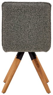 Gepolsterter Hocker mit quadratischer, grau melierter Sitzfläche und schräg gestellten Holzbeinen mit schwarzen Akzenten, frontale Ansicht.
