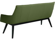 Rückansicht einer modernen grünen Bank mit schwarzen Beinen, perspektivisch von hinten fotografiert.