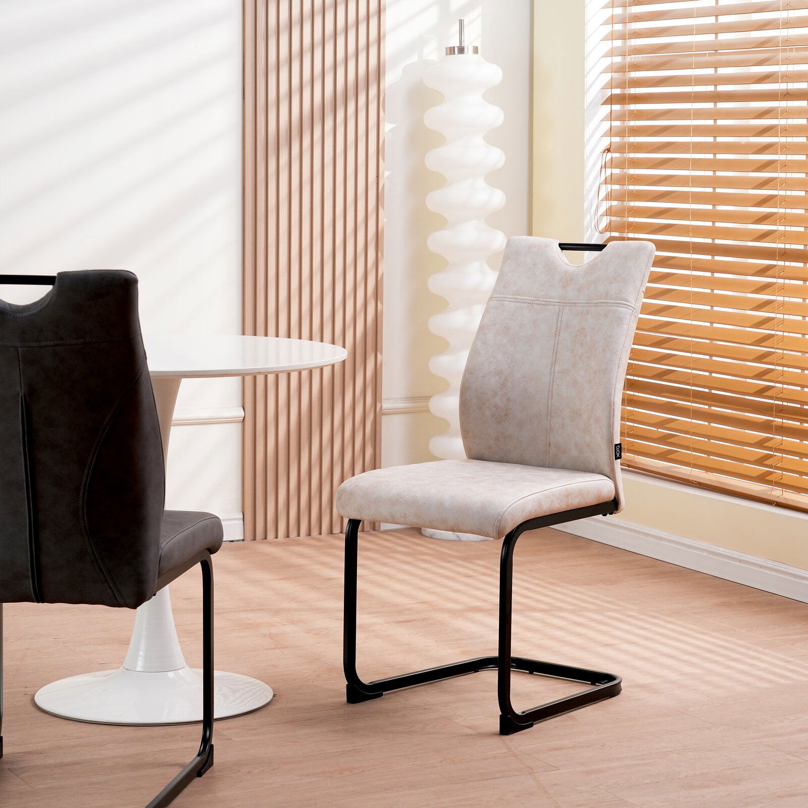 Moderner Schwingstuhl in einem hellen Raum, seitliche Perspektive