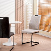 Moderner Schwingstuhl in einem hellen Raum, seitliche Perspektive