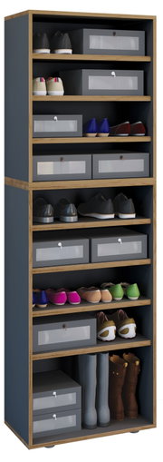 Modernes offenes Schuhregal aus Holzdekor und dunkelgrauem Korpus mit mehreren Ablageböden und grauen Schuhboxen mit Sichtfenster, gefüllt mit verschiedenen Schuhen; perspektivische Ansicht von schräg vorne.