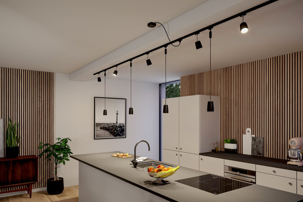 Moderne Küche mit stilvoller Beleuchtung aus der Deckenperspektive, inklusive Hängelampen und Schienensystem.