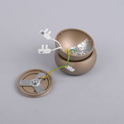 LED-Deckenleuchte in Einzelteilen, perspektivisch von oben fotografiert, mit sichtbaren Kabeln und Anschlüssen.