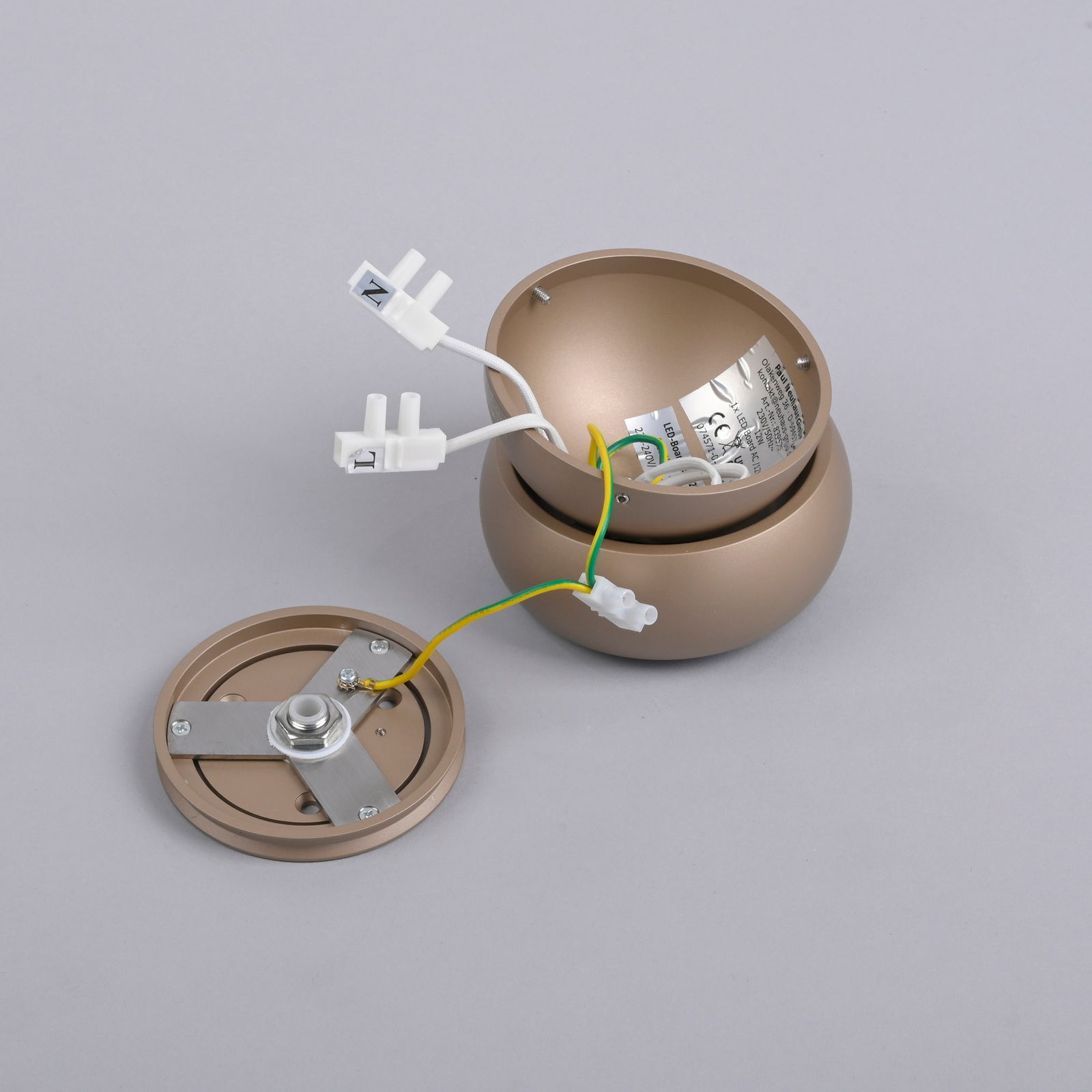 LED-Deckenleuchte in Einzelteilen, perspektivisch von oben fotografiert, mit sichtbaren Kabeln und Anschlüssen.