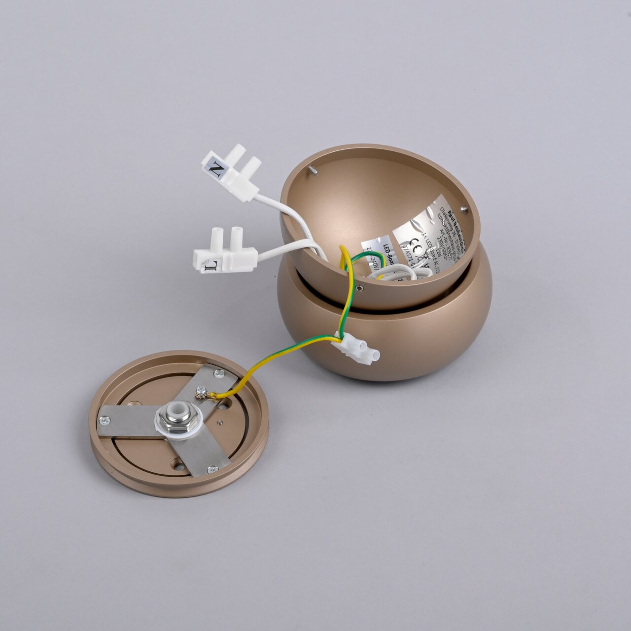 LED-plafondlamp in losse onderdelen, in perspectief van bovenaf gefotografeerd, met zichtbare kabels en aansluitingen.