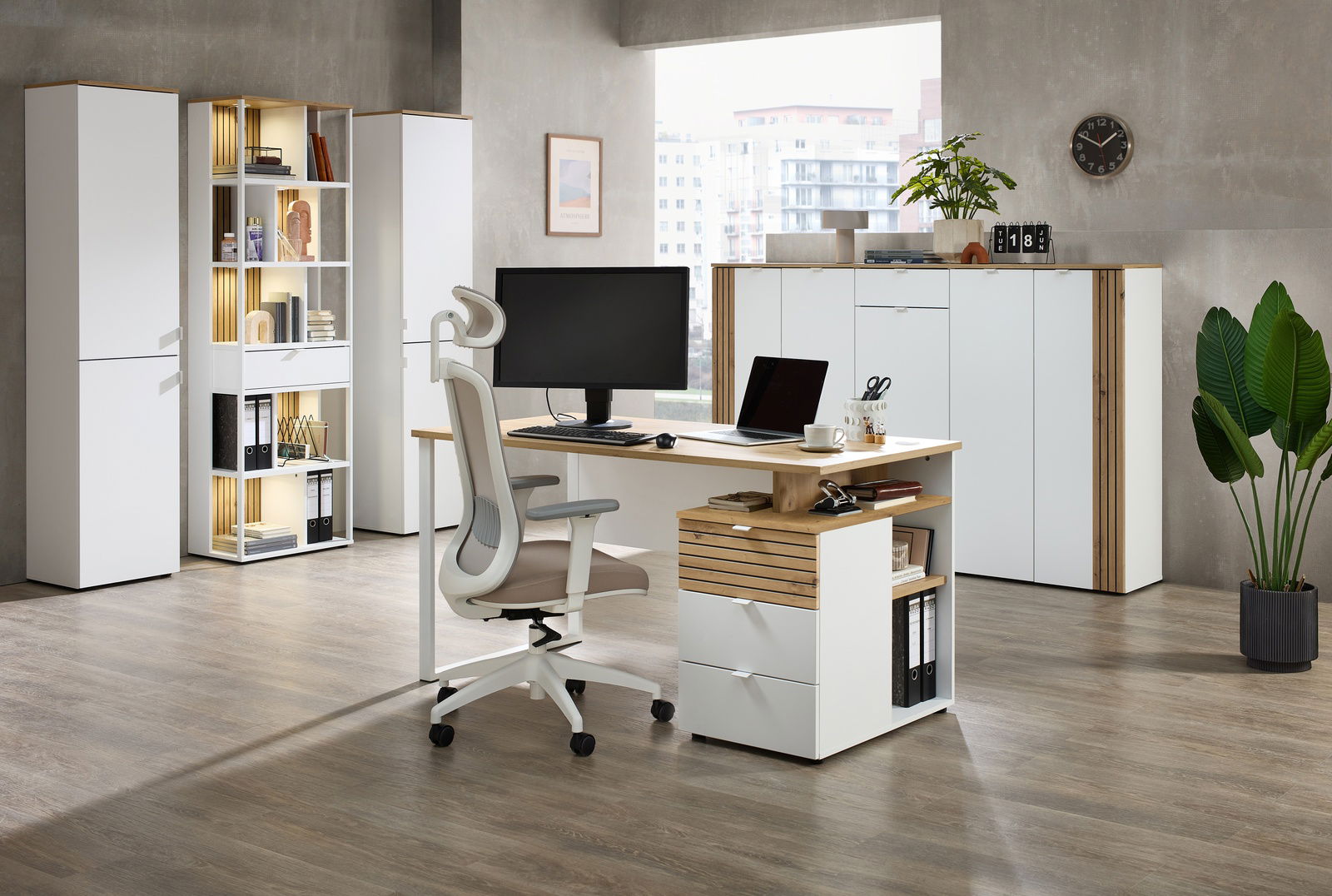 Moderne Büroumgebung mit Schreibtisch, Bürostuhl und Regalen in einem hellen Raum, seitliche Perspektive.