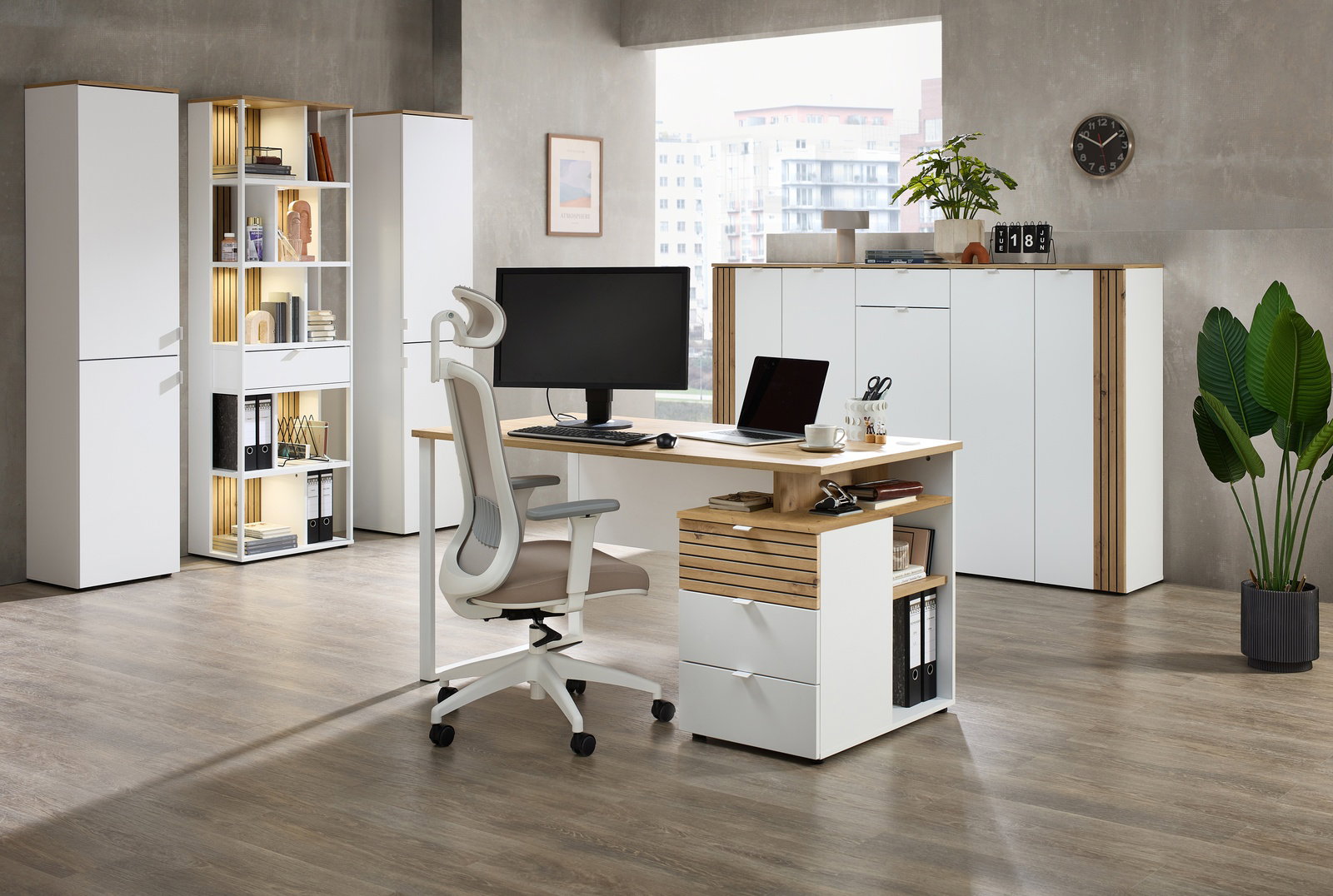 Moderne Büroumgebung mit Schreibtisch, Bürostuhl und Regalen in einem hellen Raum, seitliche Perspektive.