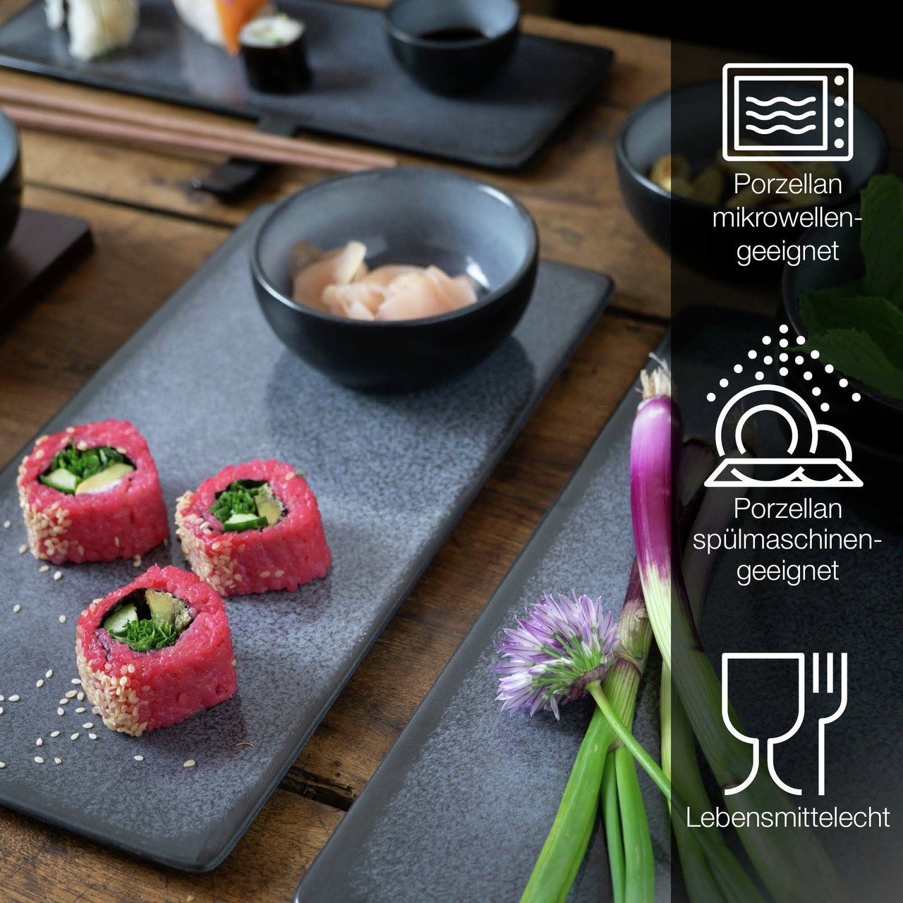 Sushi-Set aus Porzellan in Blau, bestehend aus rechteckigen Tellern und Schalen, präsentiert auf einem Holztisch. Perspektive von oben.