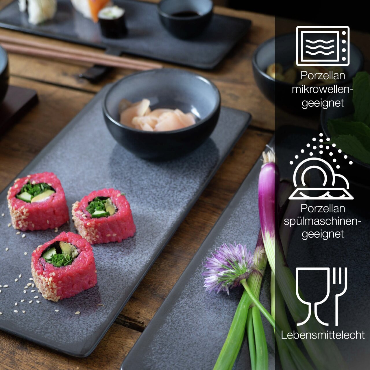 Sushi-set van porselein in blauw, bestaande uit rechthoekige borden en schalen, gepresenteerd op een houten tafel. Aanzicht van bovenaf.