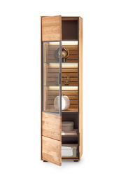 Holzvitrine mit Glastür, seitliche Perspektive, beleuchtete Regale mit Dekorationen.