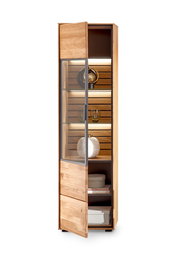 Holzvitrine mit Glastür, seitliche Perspektive, beleuchtete Regale mit Dekorationen.