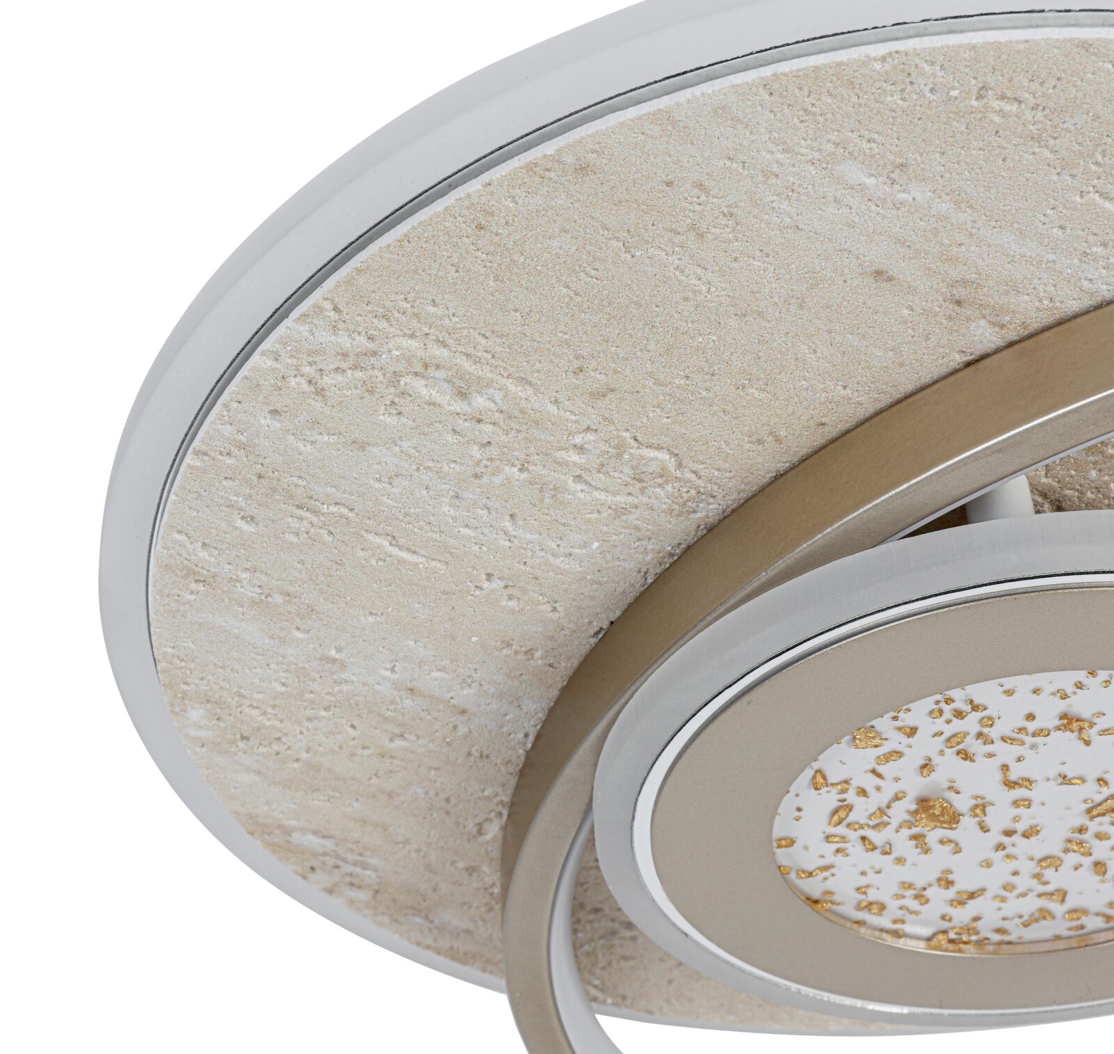 Detailaufnahme aus leicht schräger Untersicht einer runden Deckenleuchte mit strukturierter Steinoptik, silberfarbenem Rand und modernem Ring-Design mit goldgesprenkeltem Diffusor