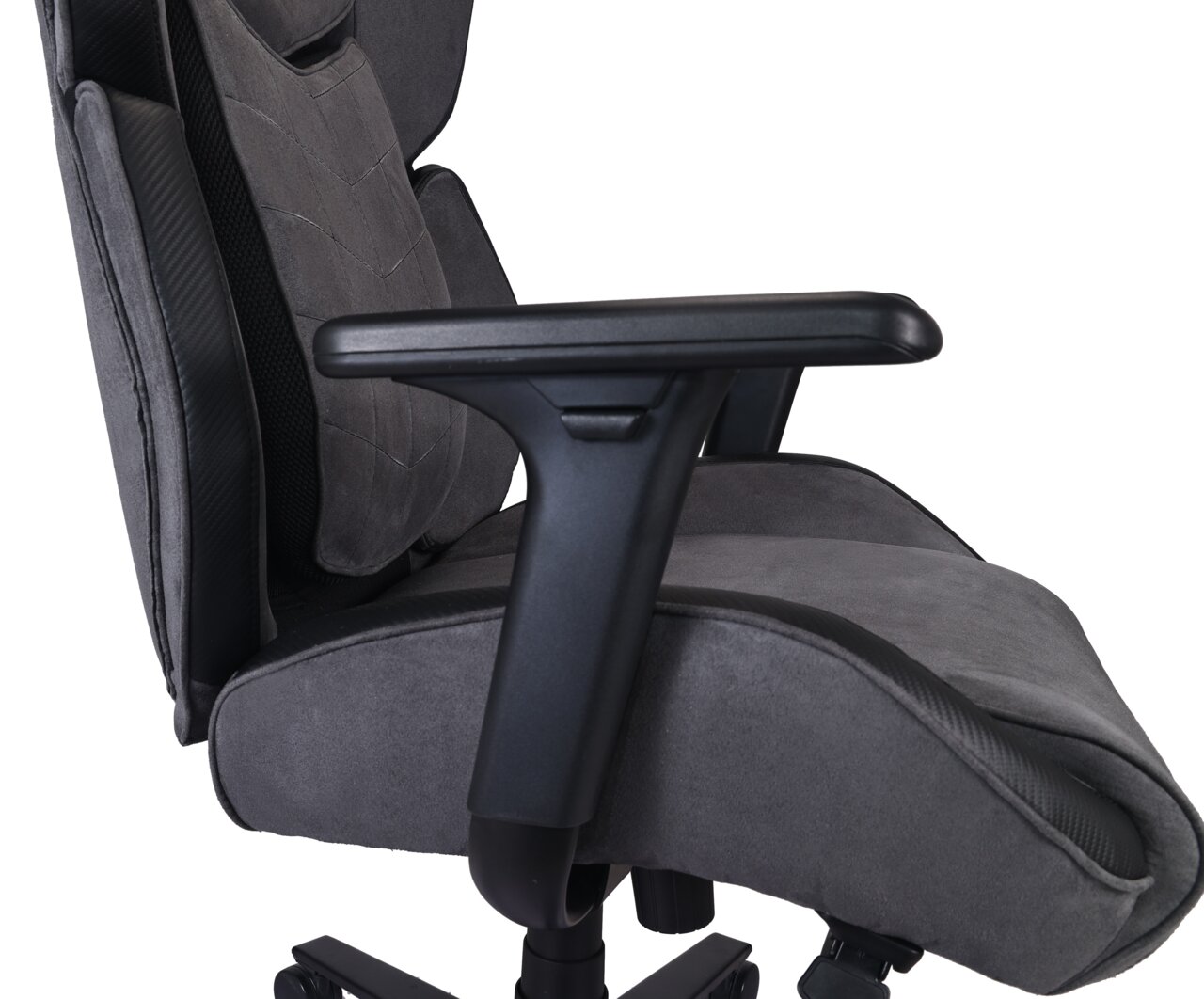 Zijaanzicht van een grijze gamingstoel met armleuningen en een ergonomische rugleuning.