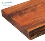 Hackblock aus Akazienholz in Nahaufnahme, zeigt die natürliche Maserung und robuste Verarbeitung