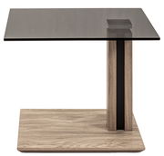 Moderner Beistelltisch mit Glasplatte und Holzfuß, Seitenansicht