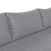 Nahaufnahme eines grauen Lounge-Sofas mit weichen Kissen, seitliche Perspektive.