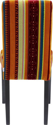Rückansicht eines Stuhls mit buntem, gestreiftem Stoffbezug und dunklen Holzbeinen.