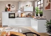 Moderne weiße Küche mit Eckunterschrank, Backofen, Herd und Spüle, aus der Perspektive eines Esszimmers mit Blick auf die Arbeitsfläche und Fenster.