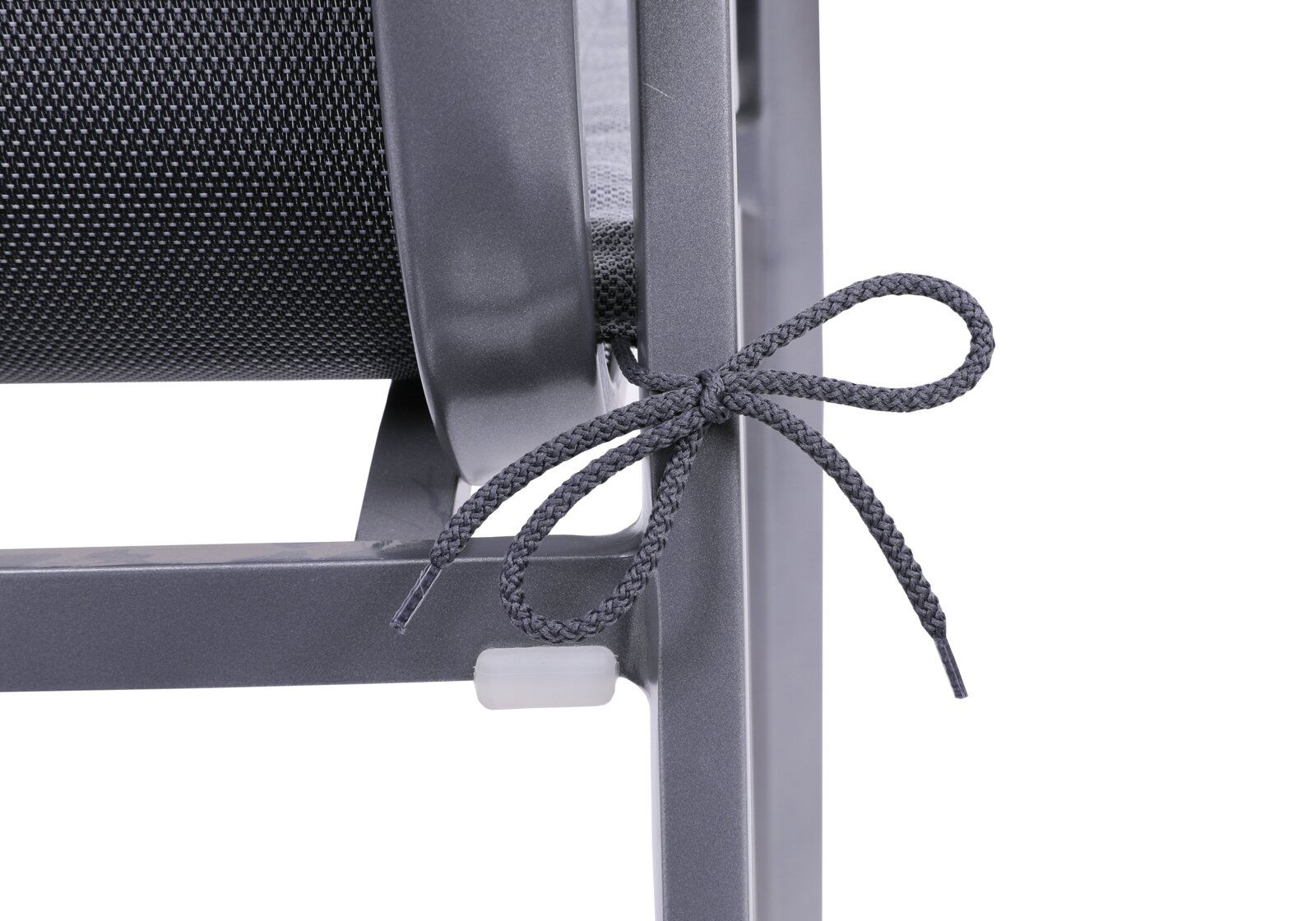 Detailaufnahme aus seitlicher Perspektive: graues Metallgestell mit schwarzem Textilgewebe und gebundener Kordel zur Befestigung
