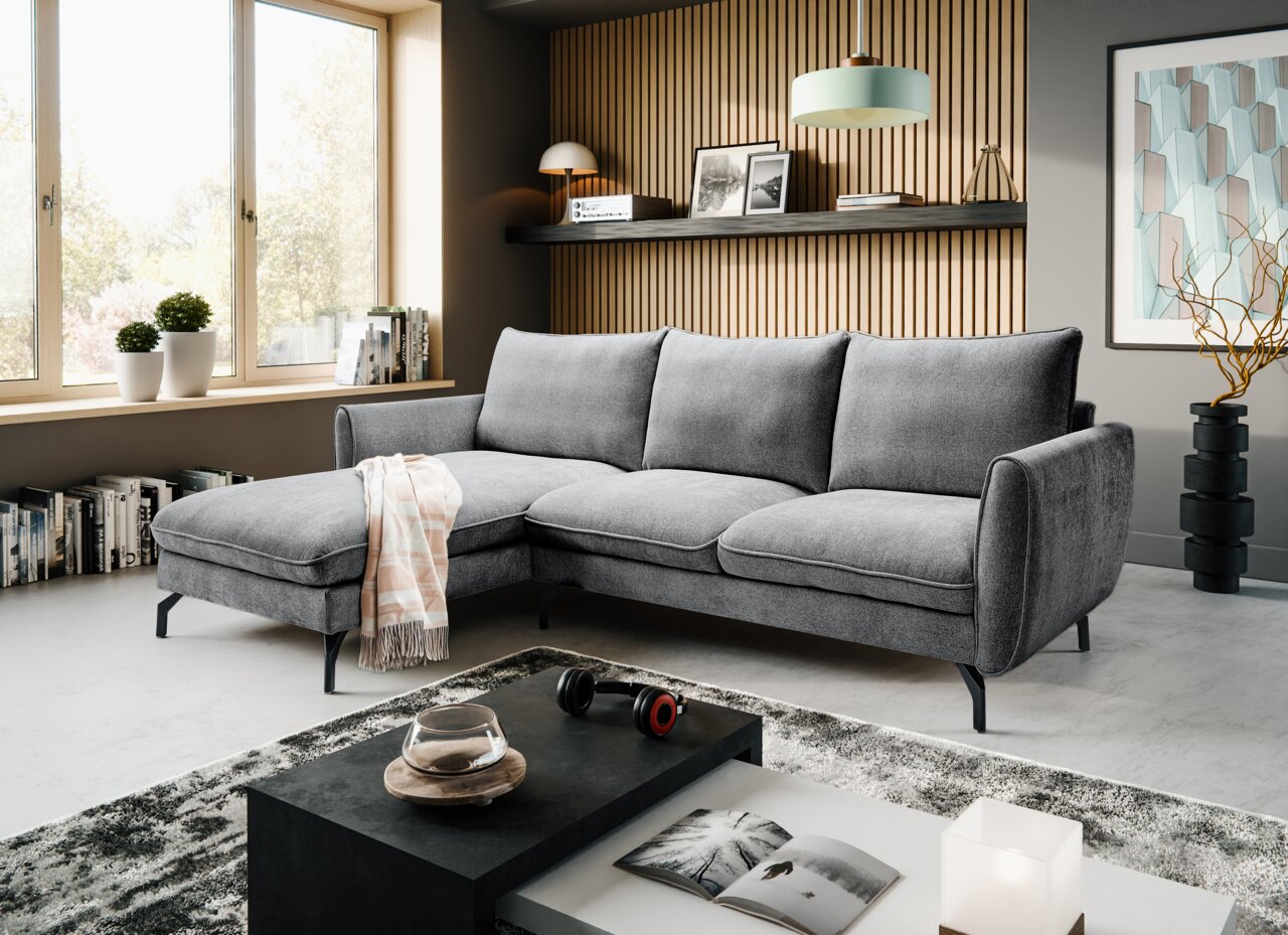 MID.YOU Ecksofa TORONTO Modernes graues Stoff-Ecksofa mit linksseitiger Ottomane und schwarzen Metallfüßen im Wohnzimmer, frontale Perspektive leicht von links