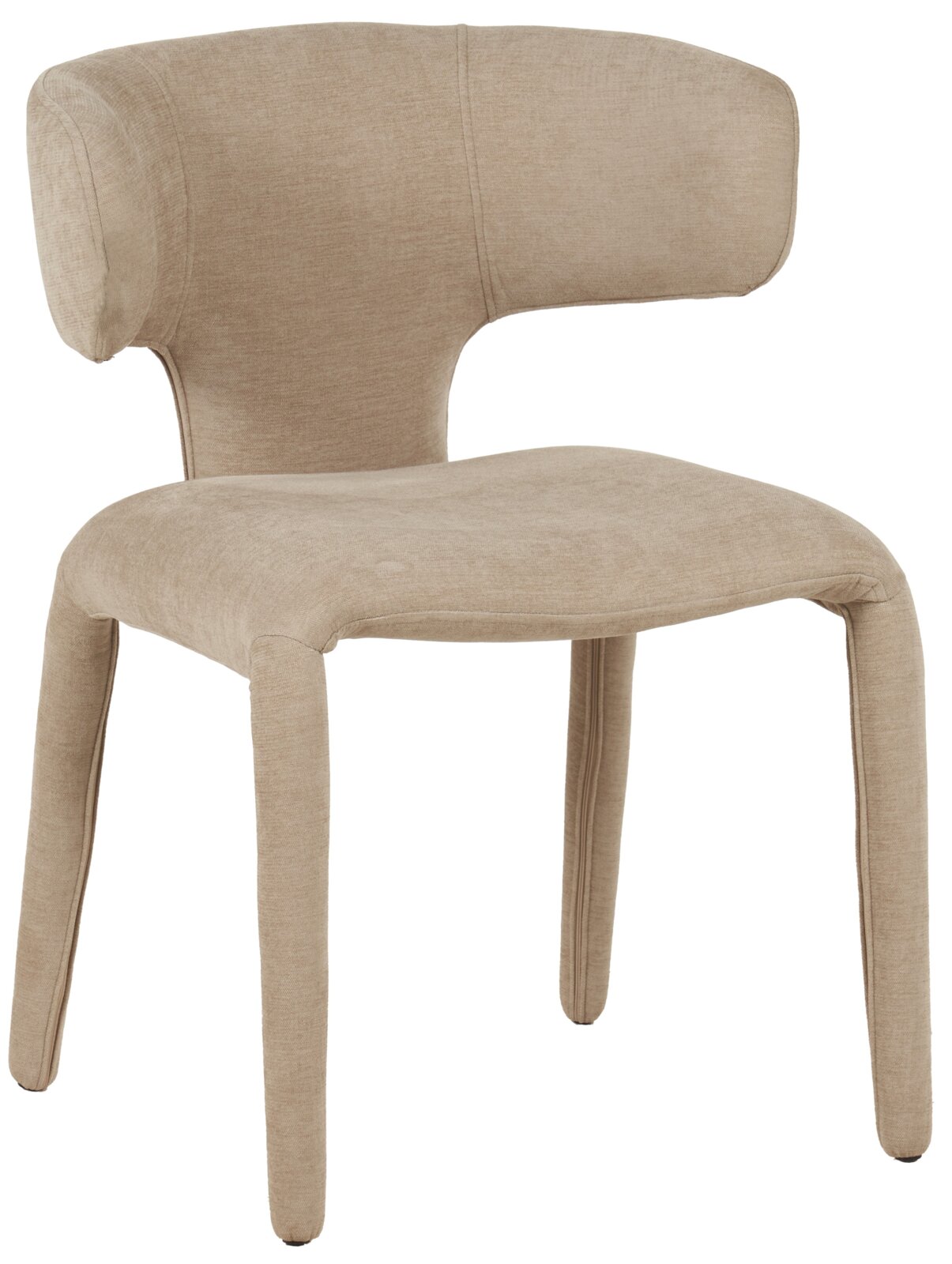 Karé Stoel TOBI Beige gestoffeerde stoel met stoffen bekleding, afgeronde rugleuning en vier beklede poten, in schuin vooraanzicht afgebeeld tegen een witte achtergrond