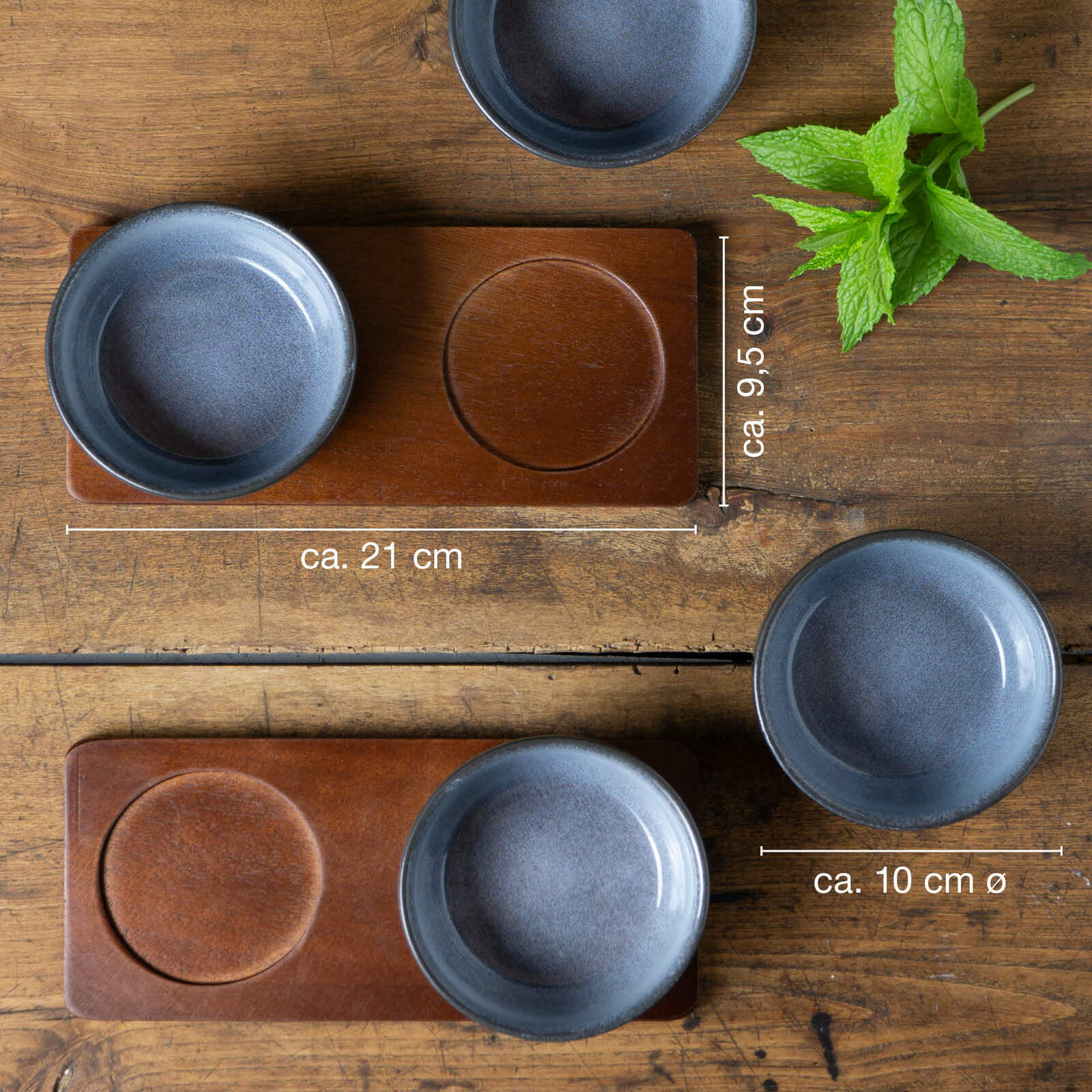 Vierteilige blaue Dip-Schalen auf Holztabletts, von oben fotografiert. Die Schalen haben einen Durchmesser von ca. 10 cm und die Tabletts sind ca. 21 cm lang.