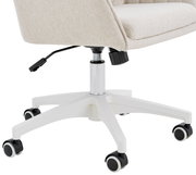 Nahaufnahme eines Homeoffice-Drehstuhls mit weißem Fußkreuz und Rollen, seitliche Perspektive