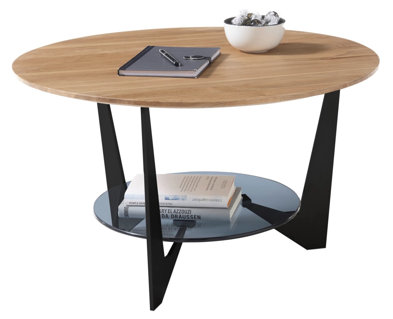 Runder Couchtisch mit Holzplatte und schwarzem Metallgestell, darunter eine Glasablage mit Büchern, aus seitlicher Perspektive.