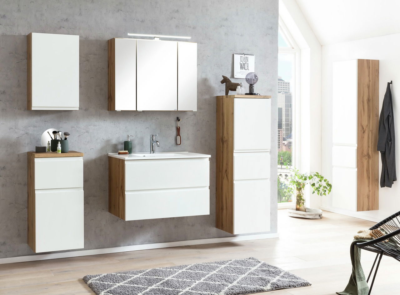Modernes Waschtisch-Set 80 cm in Holzoptik mit weißen Fronten, bestehend aus einem Waschbeckenunterschrank, Spiegelschrank und mehreren Hängeschränken, seitliche Perspektive.