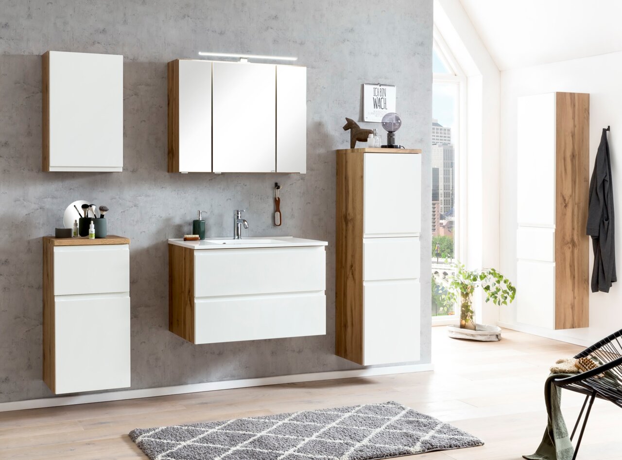 Modernes Waschtisch-Set 80 cm in Holzoptik mit weißen Fronten, bestehend aus einem Waschbeckenunterschrank, Spiegelschrank und mehreren Hängeschränken, seitliche Perspektive.