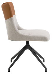 Moderner Stuhl mit brauner Rückenlehne und hellgrauem Sitzbezug, seitliche Perspektive