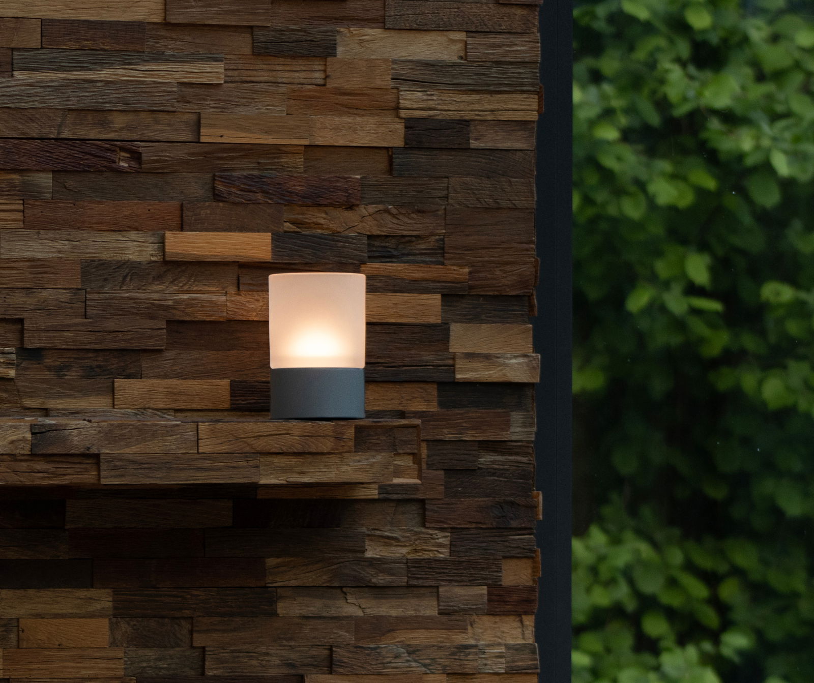 Fischer & Honsel Akku-Windlicht ARIVA PRO Akku-Windlicht auf einer Holzverkleidung, seitliche Perspektive