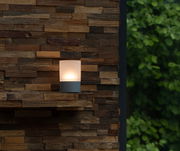 Akku-Windlicht auf einer Holzverkleidung, seitliche Perspektive