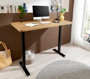Moderner E-Schreibtisch mit Holzplatte und schwarzem Gestell, seitliche Perspektive, ausgestattet mit Computer und Pflanzen.