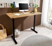 Moderner E-Schreibtisch mit Holzplatte und schwarzem Gestell, seitliche Perspektive, ausgestattet mit Computer und Pflanzen.