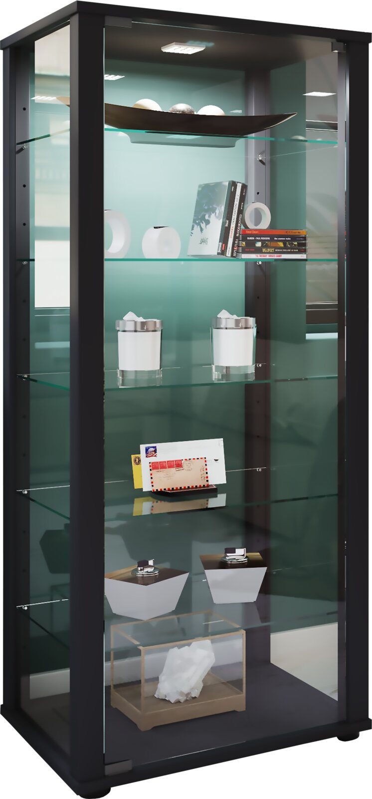 Schwarze Glasvitrine mit mehreren Glasböden und integrierter LED-Beleuchtung, bestückt mit Dekoobjekten und Büchern; Ansicht schräg von vorn links.