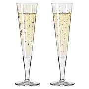 Zwei elegante Champagnergläser mit goldenen und schwarzen Sternmotiven, gefüllt mit sprudelndem Getränk, frontal abgebildet.