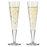 Zwei elegante Champagnergläser mit goldenen und schwarzen Sternmotiven, gefüllt mit sprudelndem Getränk, frontal abgebildet.