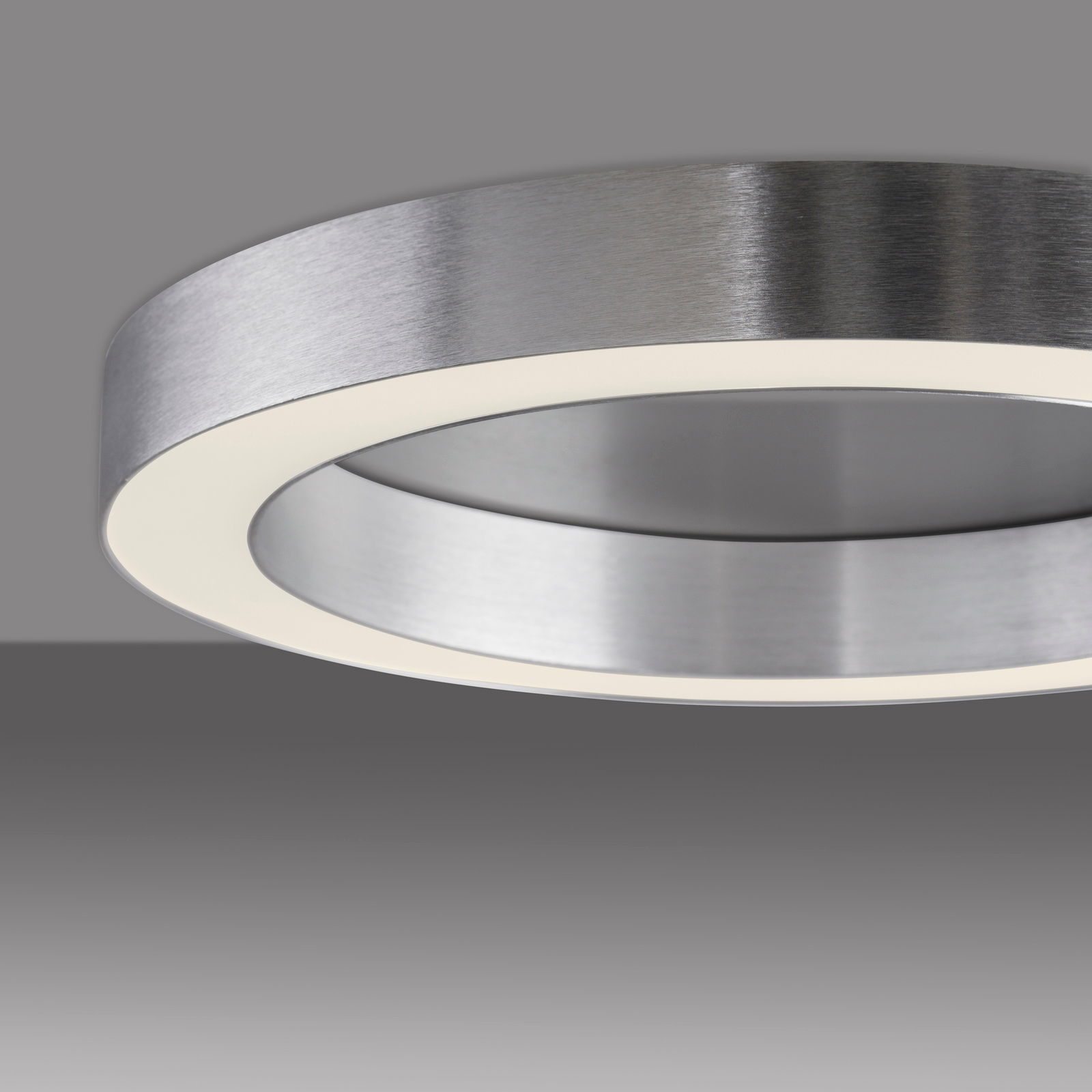 Moderne LED-Deckenleuchte aus gebürstetem Metall, seitliche Perspektive