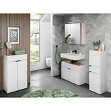 Moderne Badezimmerkommode in Weiß mit Holzdetails, frontal abgebildet, umgeben von stilvoller Dekoration und grünen Akzenten.