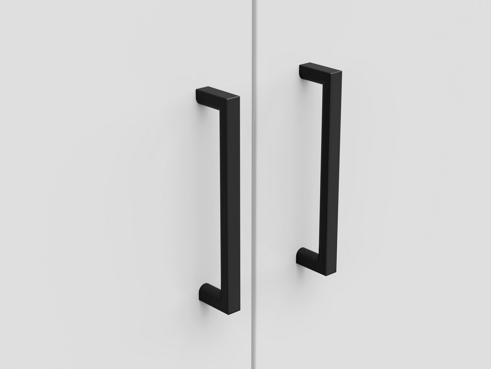 Zwei schwarze Griffe an einer weißen Schranktür, seitliche Perspektive