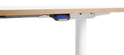 Nahaufnahme eines E-Schreibtischs mit digitalem Display zur Höhenverstellung, seitliche Perspektive