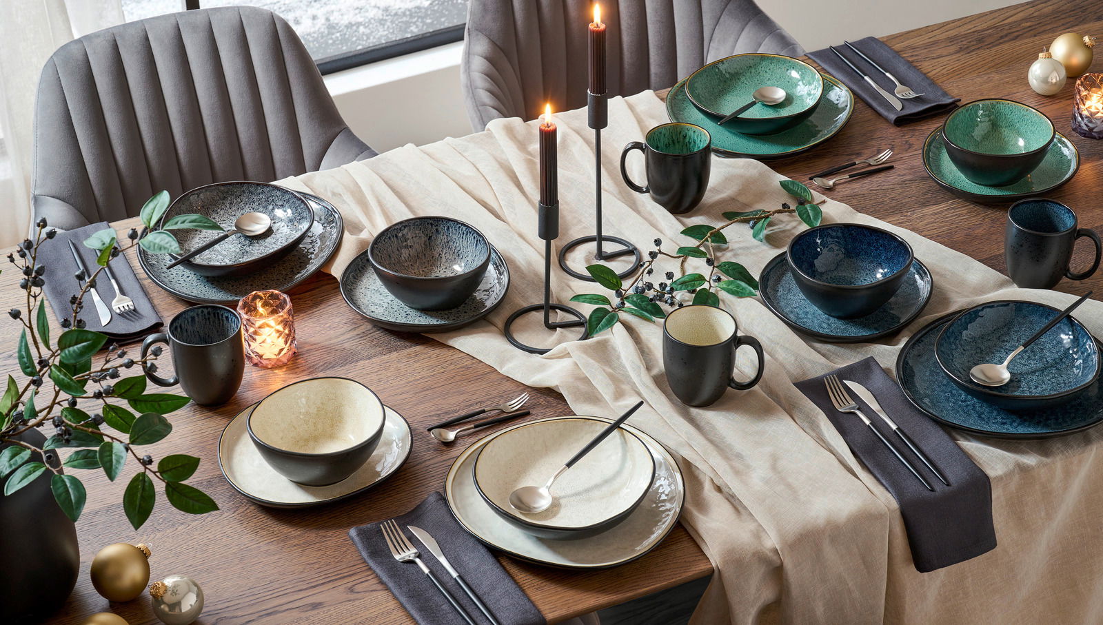 Elegantes Kombiservice 10-tlg. in verschiedenen Farben, auf einem festlich gedeckten Tisch mit Kerzen und Dekorationen, aus der Vogelperspektive.