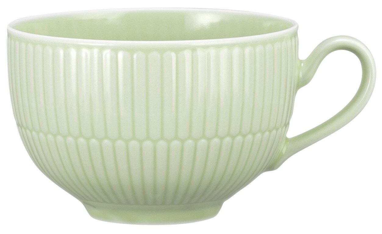 Groene koffiekop met melk, met geribbeld patroon, zijaanzicht